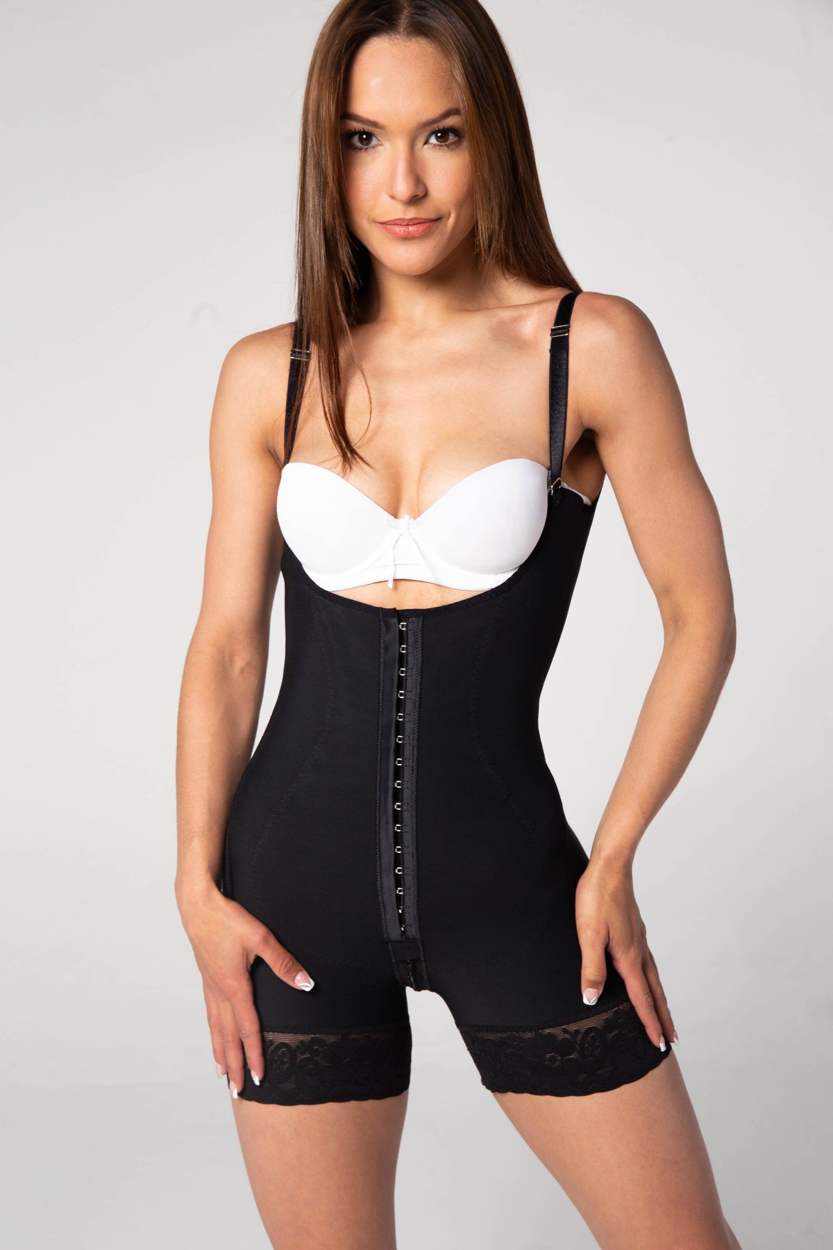 ST-012 · Faja corta senos libres con tira tipo brasier - vista frontal color negro